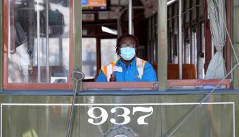 رجل يرتدي كمامة للوقاية من فيروس كورونا