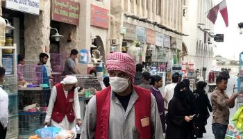 رجل يرتدي كمامة للوقاية من فيروس كورونا