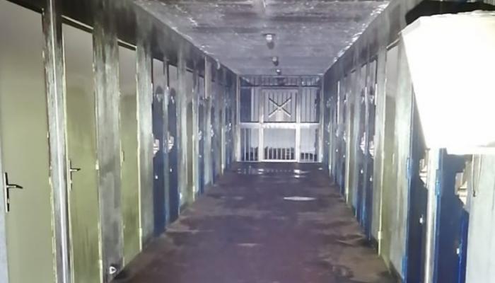 سجناء يدمرون سجنا بالكامل احتجاجا على وفاة سجين بكورونا