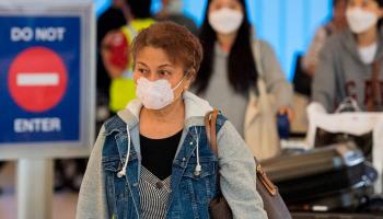 امرأة ترتدي كمامة للوقاية من فيروس كورونا