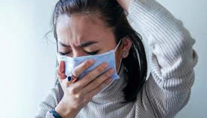 امرأة ترتدي كمامة طبية