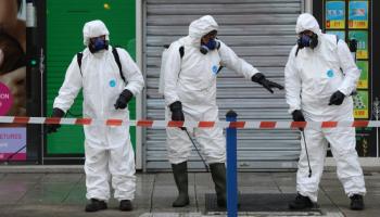 عاملون صحيون يرتدون 