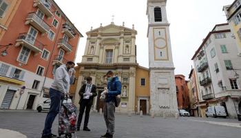 شباب يرتدون كمامات طبية للوقاية من كورونا