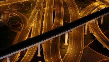 صورة جوية لطريق الشيخ زايد في دبي خلال حظر التجول لاحتواء فيروس كورونا