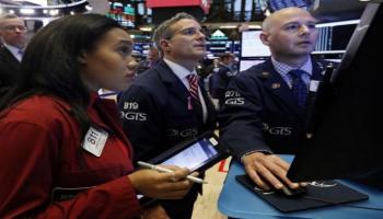 متعاملون أثناء التداول في البورصة الأمريكية- رويترز