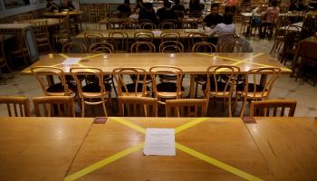 علامات تحدد مناطق منع الجلوس لمنع انتشار فيروس كورونا