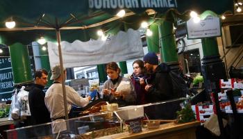 بريطانيون يشترون الطعام في أحد متاجر لندن