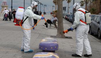 موظفو الحماية المدنية يطهرون كورنيش بيروت