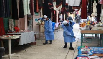 تطهير شوارع في الضفة الغربية لاحتواء انتشار كورونا