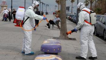 موظفو الحماية المدنية يطهرون كورنيش بيروت