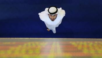 مستثمر يراقب شاشة التداول في سوق دبي المالي