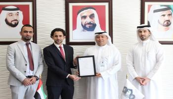 الرئيس التنفيذي لهيئة الأوراق المالية والسلع الإماراتية يتسلم الشهادة 