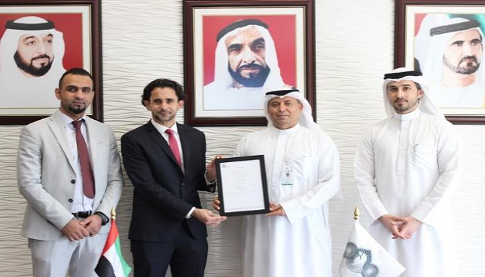 الرئيس التنفيذي لهيئة الأوراق المالية والسلع الإماراتية يتسلم الشهادة