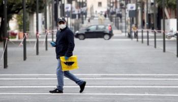 شخص يرتدي كمامة للوقاية من عدوى كورونا في إيطاليا