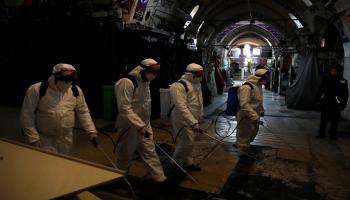 جانب من عملية تعقيم الشوارع في تركيا