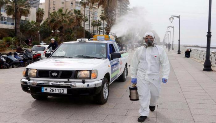 تصفيق عبر الشرفات لبنانيون يحيون الأطباء في مواجهة كورونا
