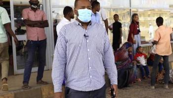سوداني يضع كمامة للوقاية من عدوى كورونا