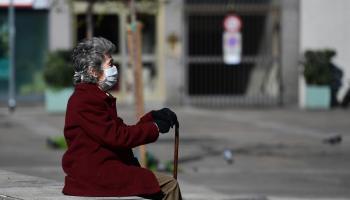 سيدة مسنة ترتدي كمامة للوقاية من عدوى كورونا في إيطاليا