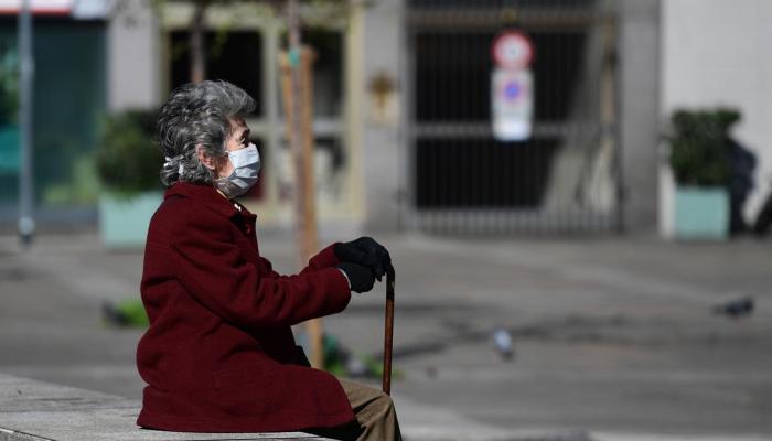 سيدة مسنة ترتدي كمامة للوقاية من عدوى كورونا في إيطاليا