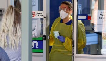 عاملة صحية ترتدي قناع وجه للوقاية من فيروس كورونا