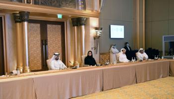 سارة بنت يوسف الأميري تتوسط المسؤولين في الاجتماع
