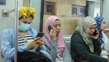 مصرية ترتدي الكمامة في عربة السيدات بمترو الأنفاق