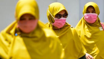 سيدات يضعن كمامات للوقاية من كورونا