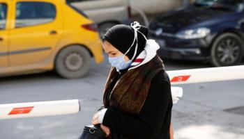 سيدة ترتدي كمامة للوقاية من عدوى كورونا في تونس