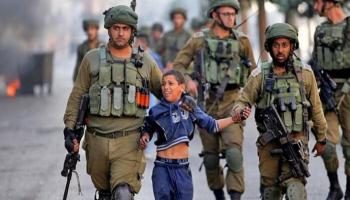 جنود الاحتلال يعتقلون طفلا فلسطينيا- أرشيفية