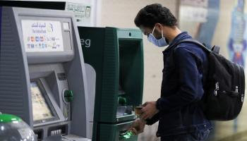 شاب يرتدي كمامة للوقاية من عدوى كورونا في مصر