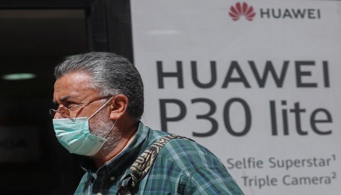 شخص يرتدي كمامة للوقاية من عدوى كورونا في مصر