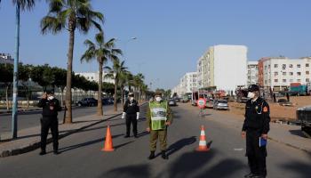 رجال شرطة يرتدون كمامات طبية في الدار البيضاء