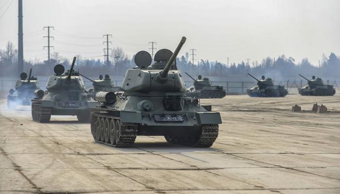 دبابات من طراز T-34 تشارك في التدريبات