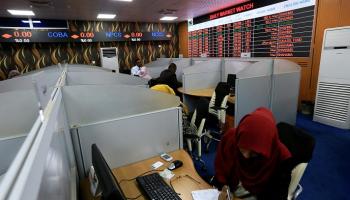 متعاملون في بورصة الخرطوم - رويترز