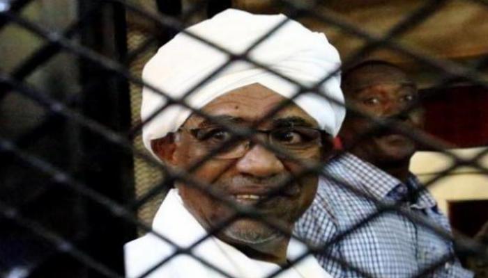الرئيس السوداني المعزول عمر البشير داخل قفص الاتهام - أرشيفية