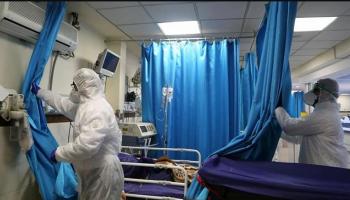 أعضاء الفريق الطبي بغرفة مجهزة لعلاج مرضى كورونا