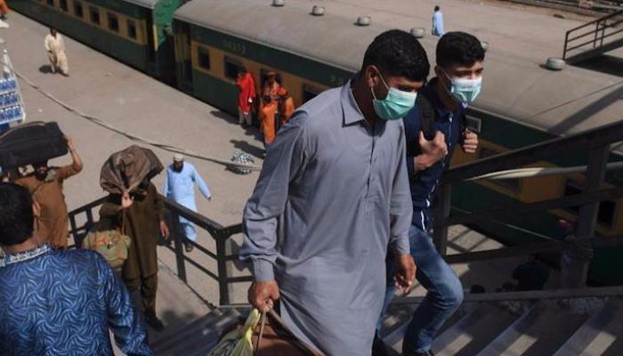 أشخاص يرتدون كمامات للوقاية من كورونا
