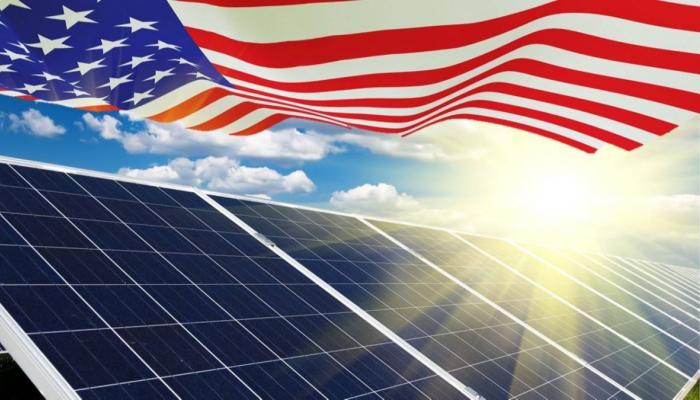 علم أمريكا في إحدى محطات الطاقة الشمسية