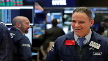 متعاملون أثناء التداول في البورصة الأمريكية