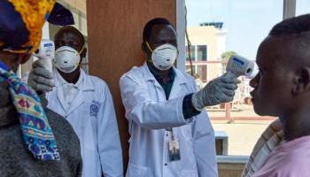 إجراء قياس الحرارة للكشف عن كورونا في السودان