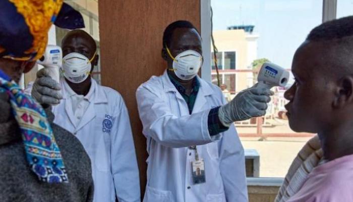 إجراء قياس الحرارة للكشف عن كورونا في السودان