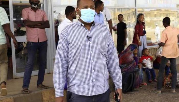 سوداني يرتدي كمامة للوقاية من عدوى كورونا