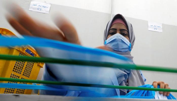 فتاة مصرية ترتدي كمامة طبية للوقاية من كورونا