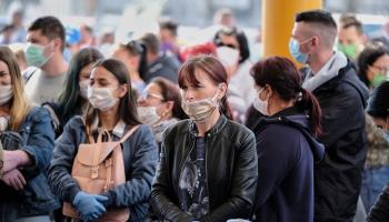 مسافرون يرتدون كمامات للوقاية من فيروس كورونا في ألمانيا