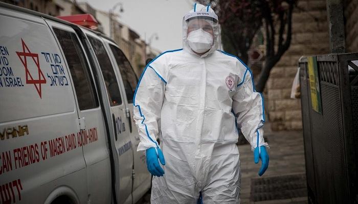 أحد أفراد الفرق الطبية في إسرائيل للتعامل مع كورونا