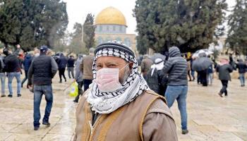 فلسطيني يرتدي الكمامة في ساحة قبة الصخرة (أرشيفية)