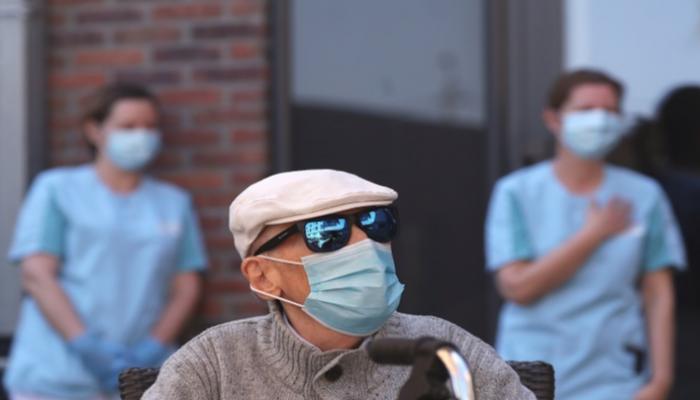 أشخاص يرتدون كمامات للوقاية من فيروس كورونا في بلجيكا