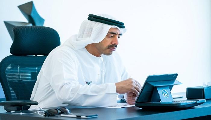 الشيخ عبدالله بن زايد آل نهيان خلال أول اجتماع اللجنة العليا لتنظيم التطوع