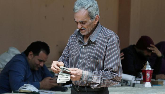 متقاعد مصري يصرف معاشه الشهري في مدرسة بشبرا الخيمة