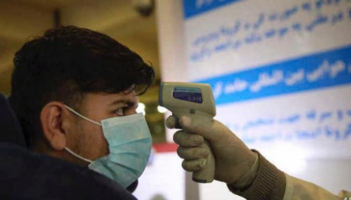 الكشف على مواطن أفغاني للتأكد من عدم إصابته بكورونا